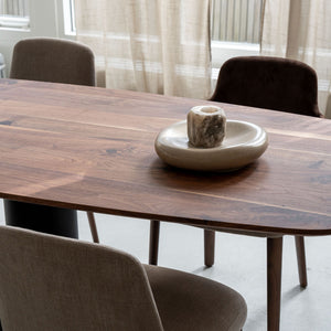 Deens ovale notenhouten eettafel Dex, detail foto tafelblad, mat gelakt