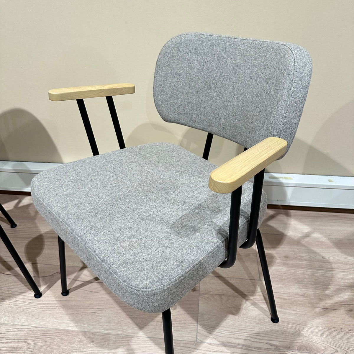 2x Ted eetkamerstoel met armleuning - new wool stone - zwart onderstel - armleuning hout