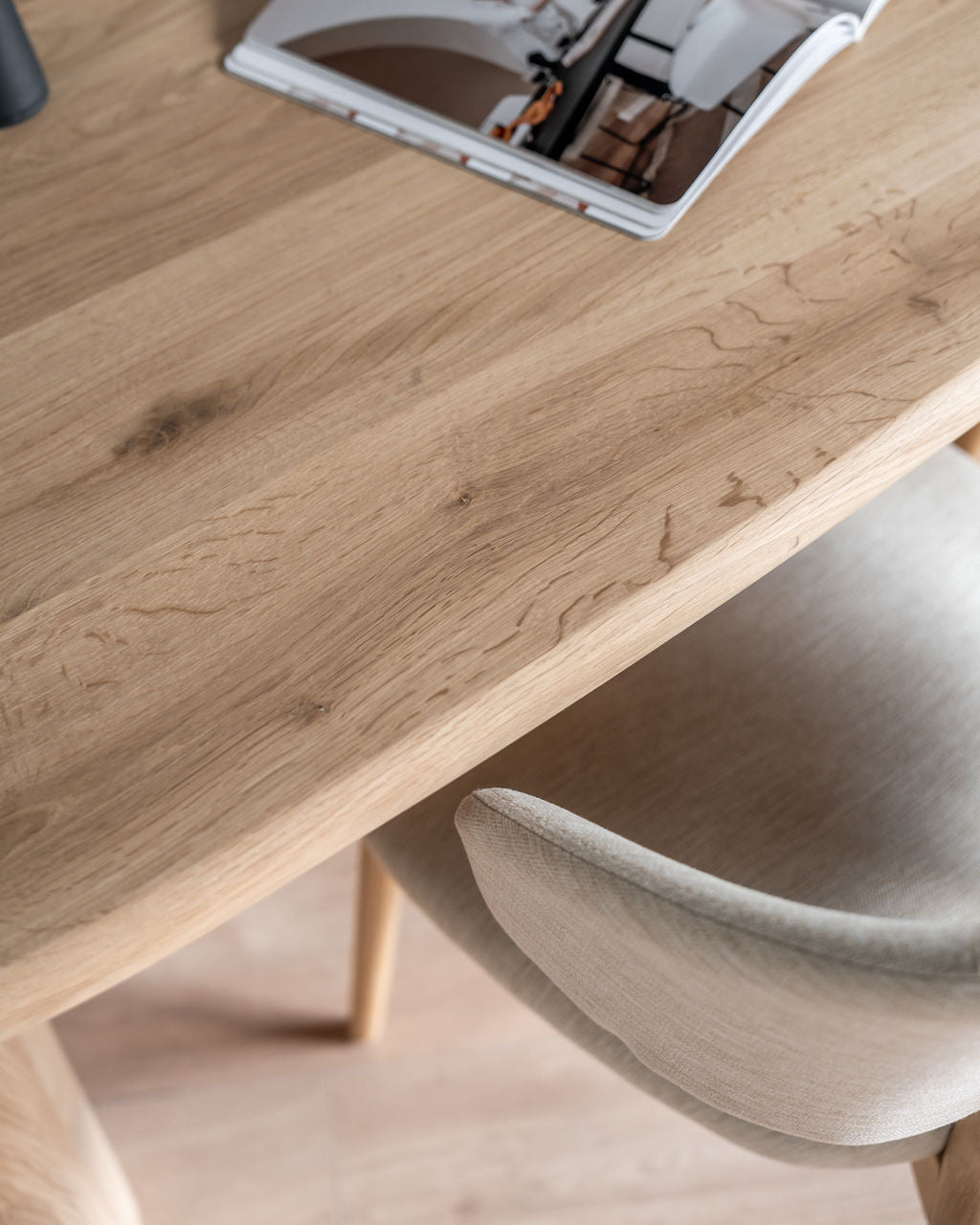 Eettafel eikenhout organisch Rondo bovenkant