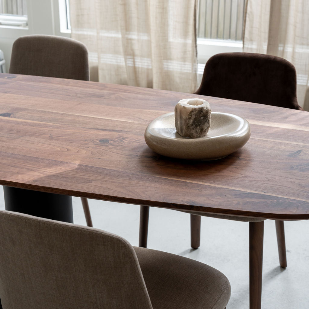 Deens ovale notenhouten eettafel Dex, detail foto tafelblad, mat gelakt
