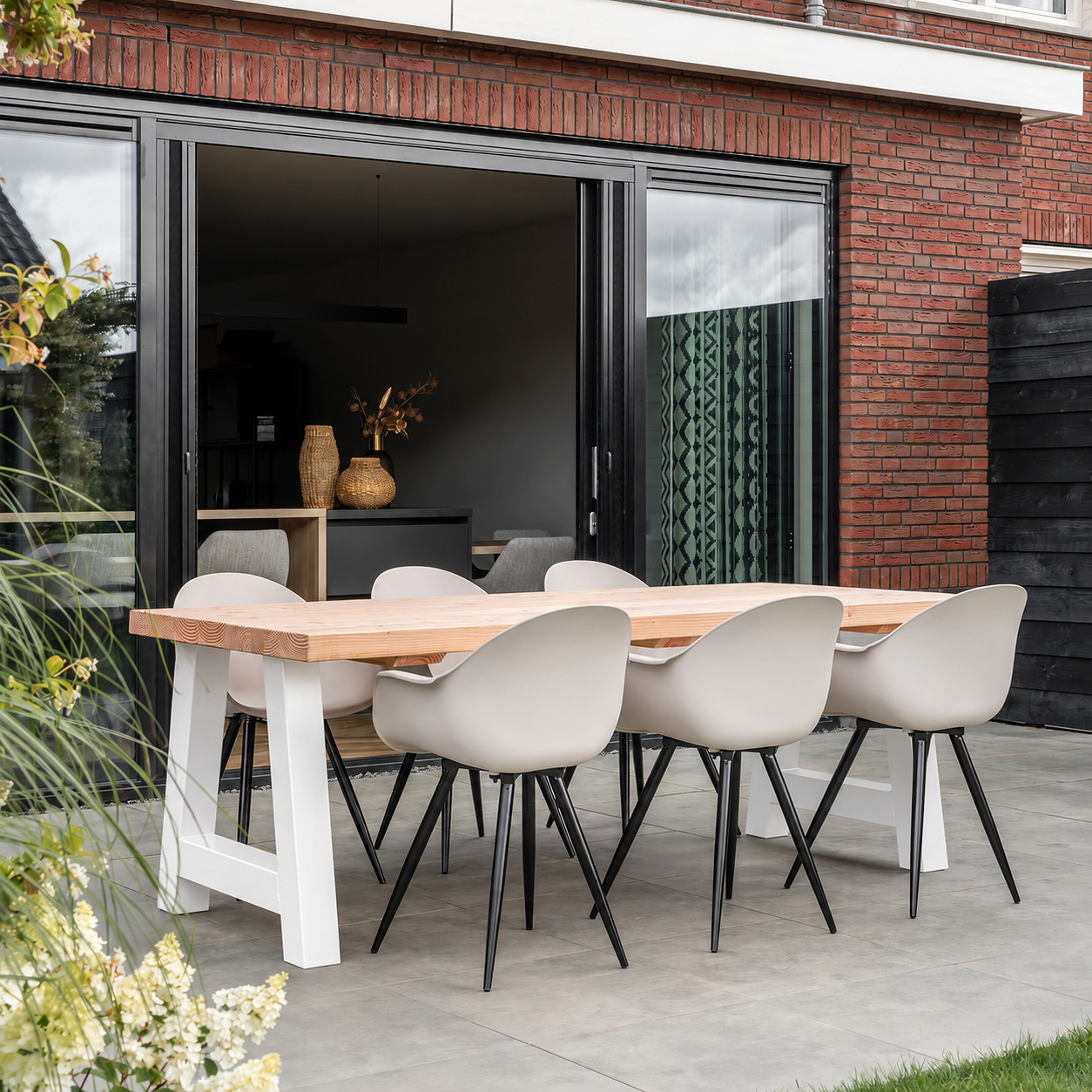 Douglas tuintafel met stalen A-poten wit