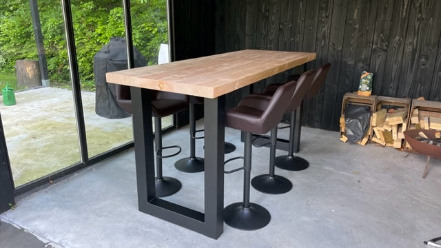 Douglas bartafel met stalen U-poten zwart gepoedercoat voorkant