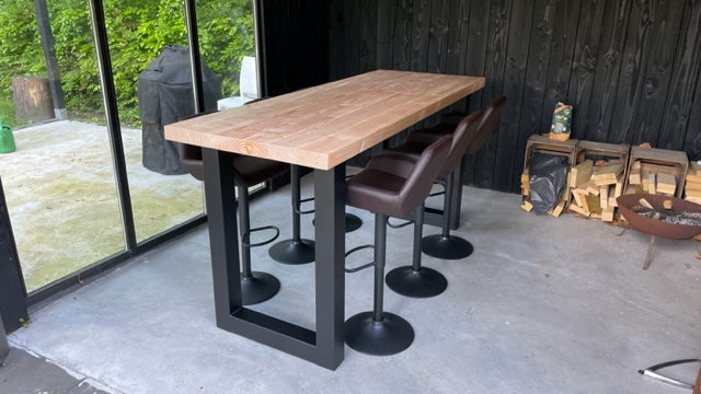 Douglas bartafel met stalen U-poten zwart gepoedercoat bovenkant