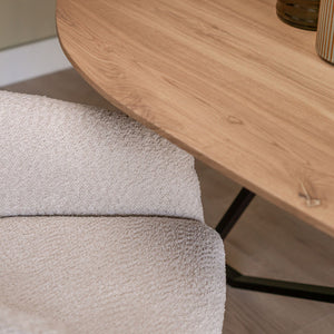 Detail van organische eiken eettafel Vlinder van massief eikenhout, close-up van het op maat gemaakte tafelblad.