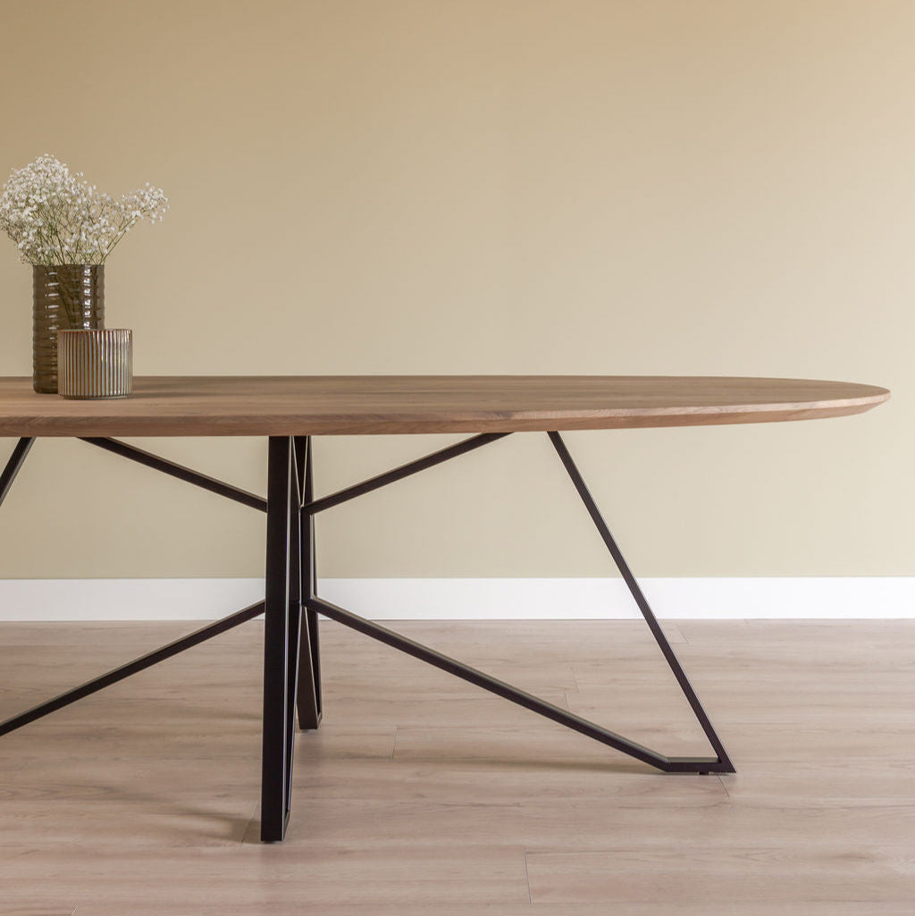 Organische eiken eettafel Vlinder van massief eikenhout met slank metalen onderstel, zijaanzicht van het op maat gemaakte model.