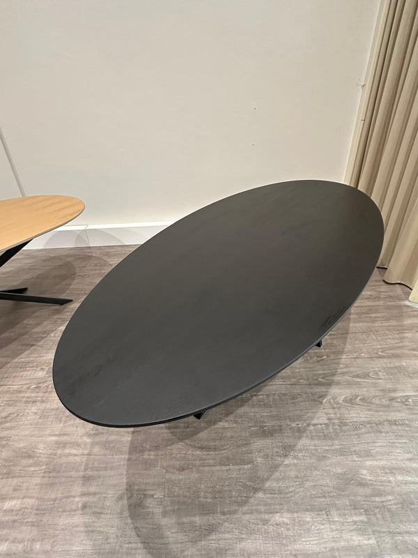 Ovale zwarte eiken eettafel 260 x 120 cm - SHOWMODEL