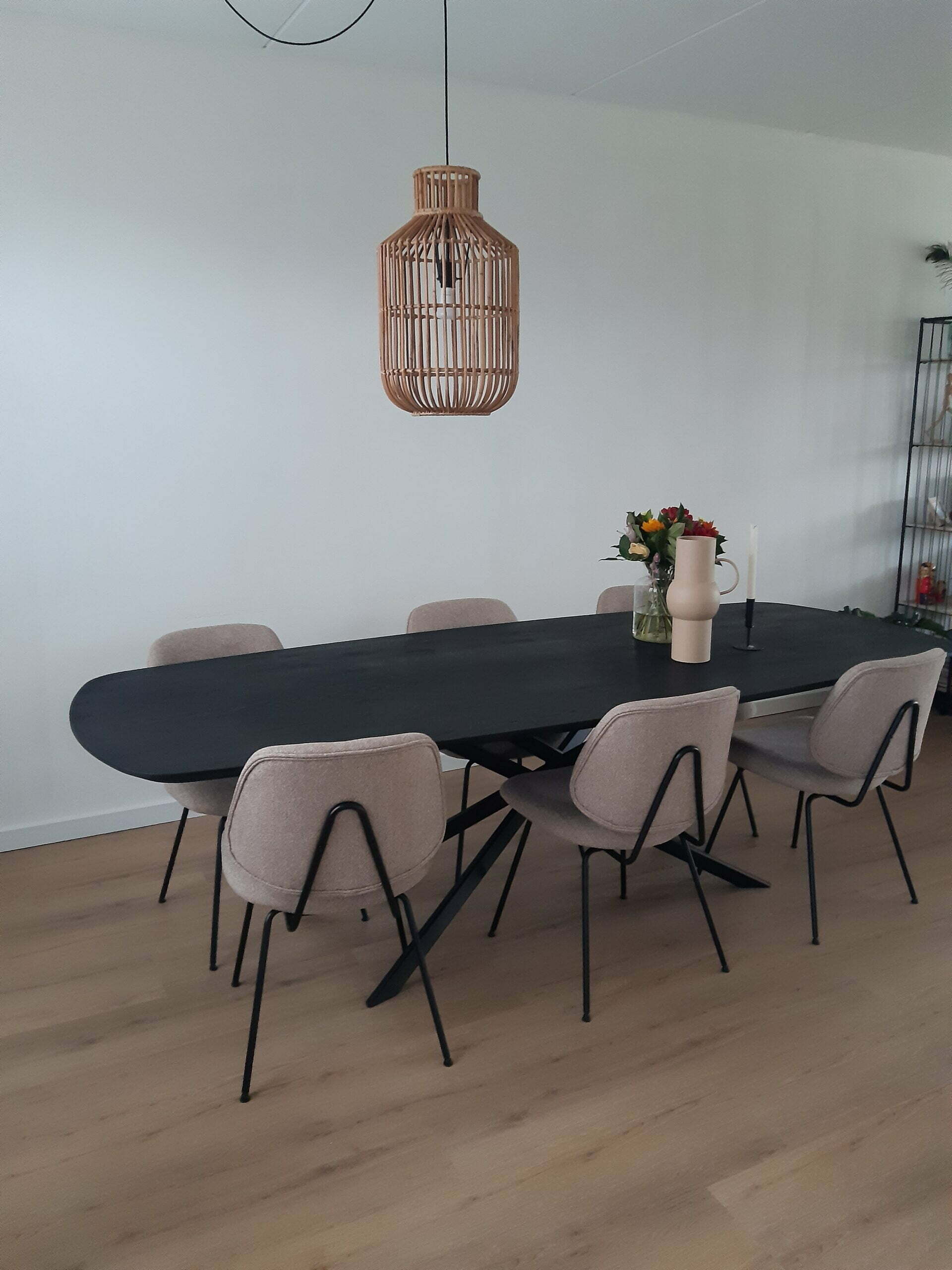 Eettafel eikenhout deens ovaal zwart - Elin tafelpoot zwart - voorkant