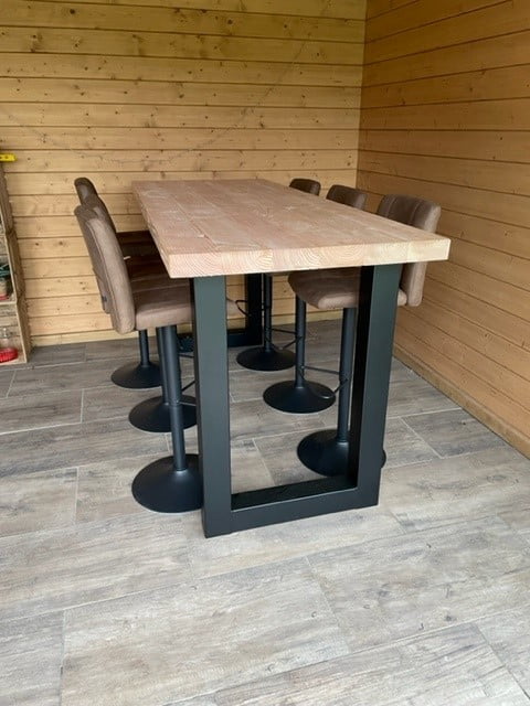 Douglas bartafel met stalen U-poten zwart