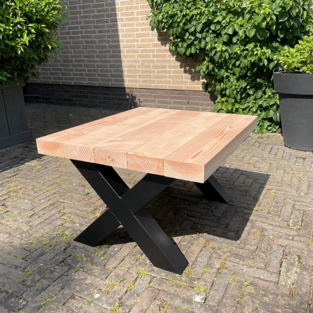 Douglas salontafel met stalen X-poten voor in de tuin