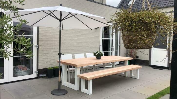 Tuinset douglas tafel en bank met stalen U-poten wit gepoedercoat