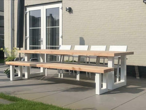 Tuinset douglas tafel en bank met stalen U-poten wit gepoedercoat sfeer