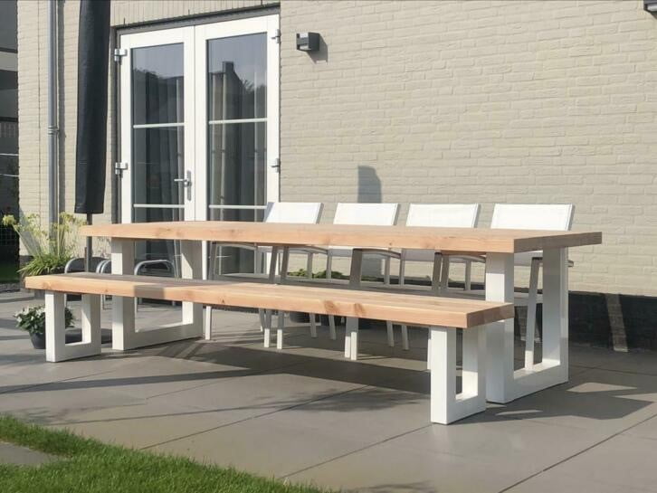 Tuinset douglas tafel en bank met stalen U-poten wit gepoedercoat sfeer