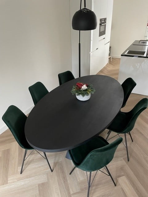 Zwarte ovale eiken eettafel