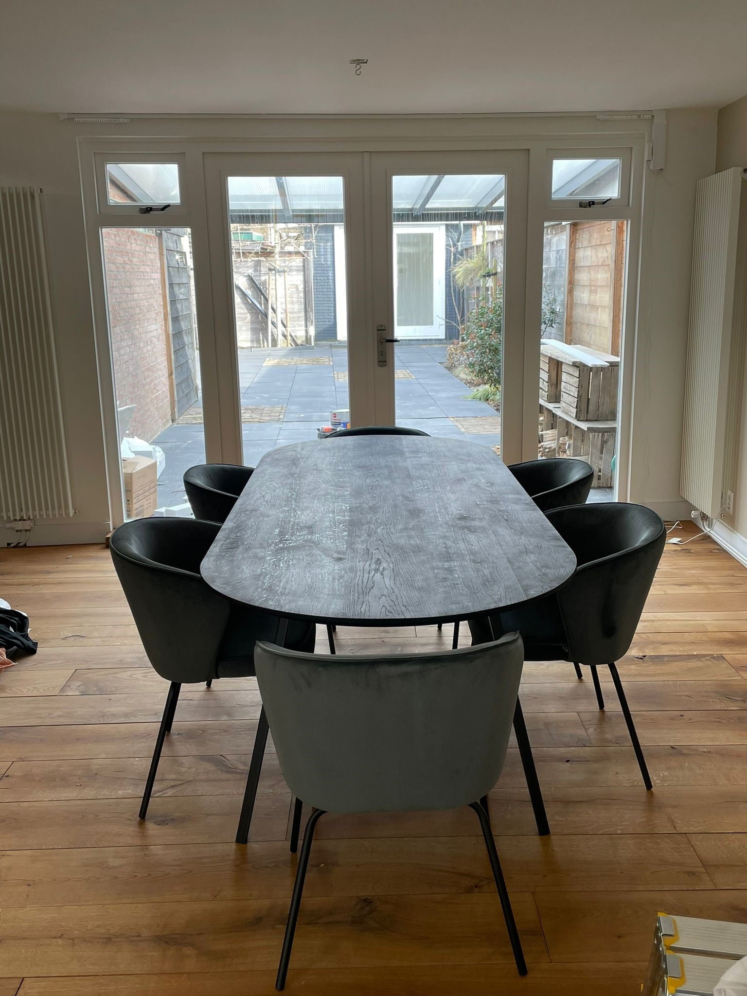 Zwarte plat ovale eettafel taps